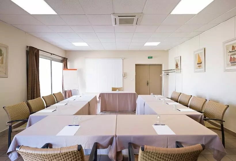 בית מלון כפרי Golden Tulip Avignon Le Paradou