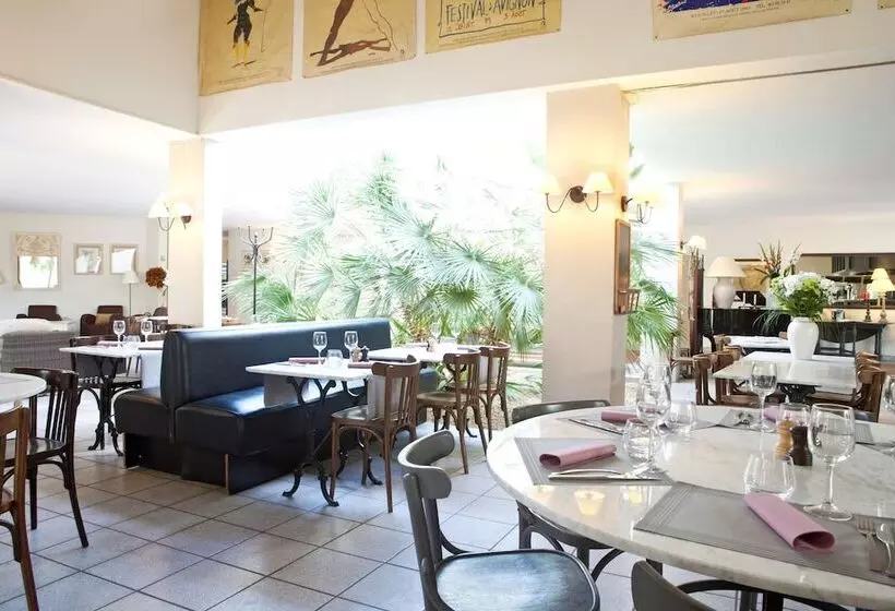 בית מלון כפרי Golden Tulip Avignon Le Paradou