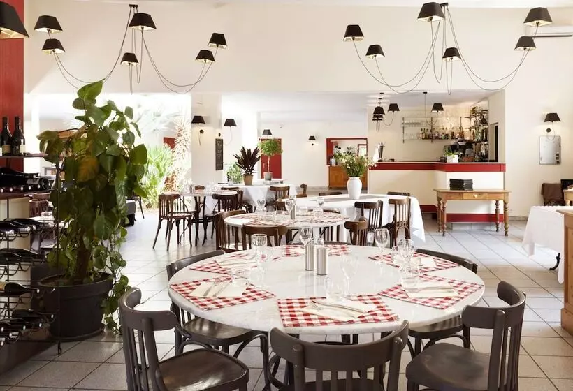 בית מלון כפרי Golden Tulip Avignon Le Paradou