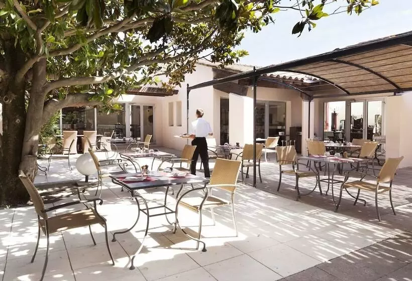 בית מלון כפרי Golden Tulip Avignon Le Paradou