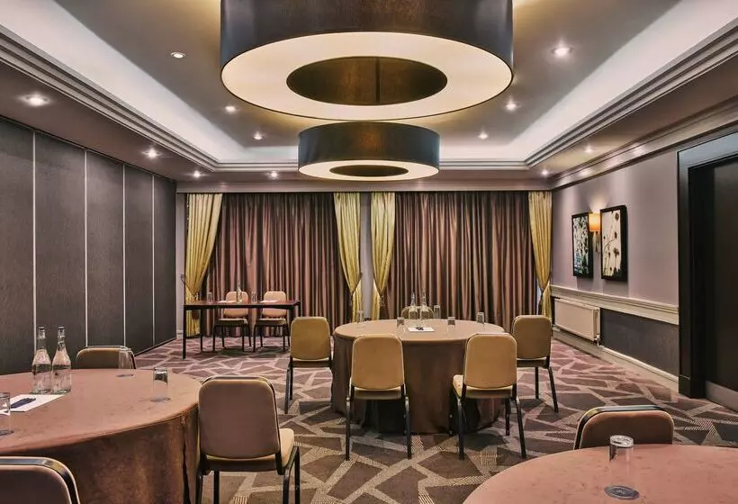 Отель Doubletree By Hilton London Ealing