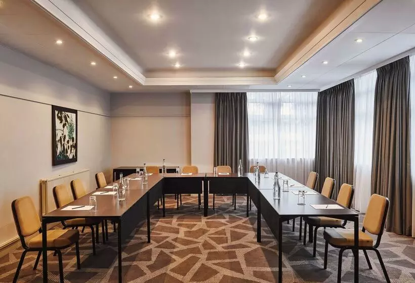 Отель Doubletree By Hilton London Ealing