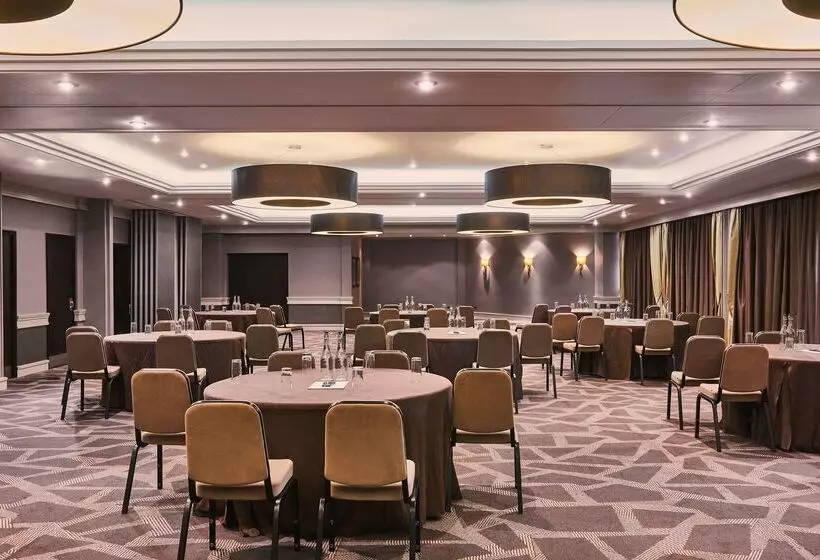 Отель Doubletree By Hilton London Ealing