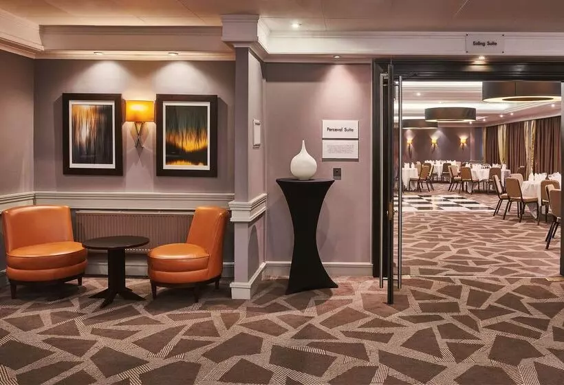 Отель Doubletree By Hilton London Ealing
