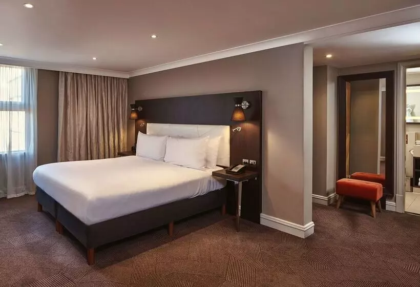 Отель Doubletree By Hilton London Ealing