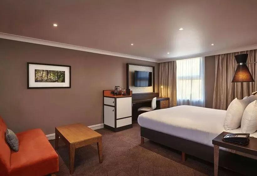 Отель Doubletree By Hilton London Ealing