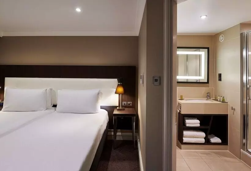 Отель Doubletree By Hilton London Ealing