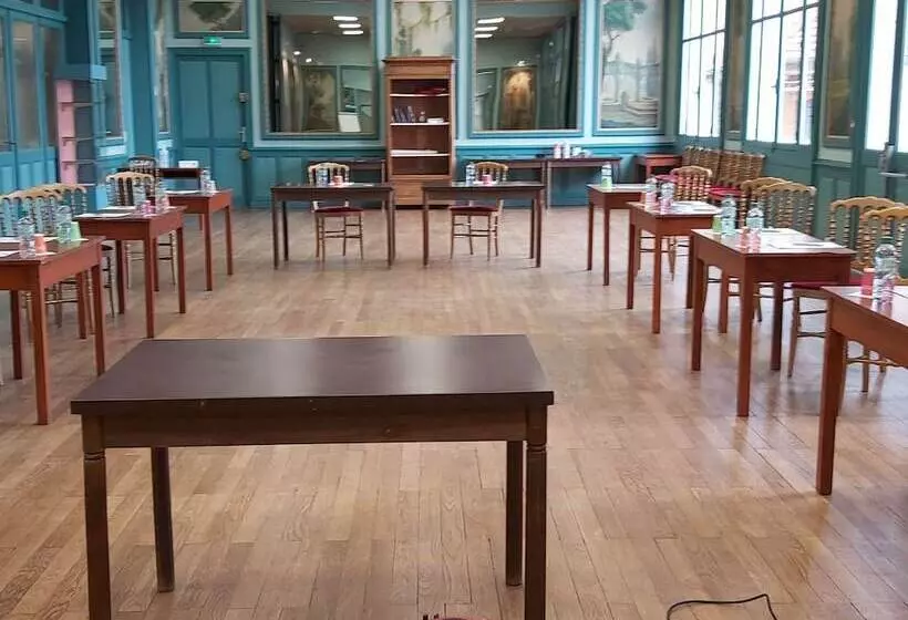 Отель Ibis Styles Moulins Centre