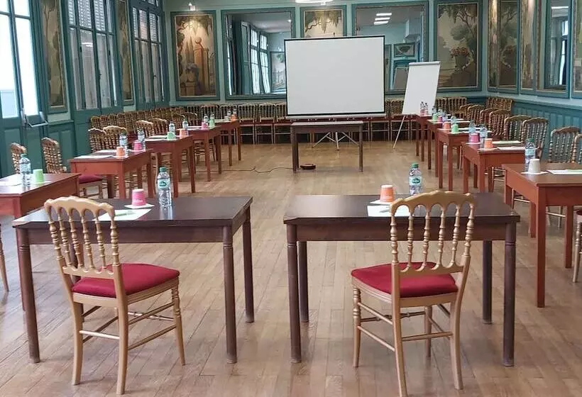 Отель Ibis Styles Moulins Centre