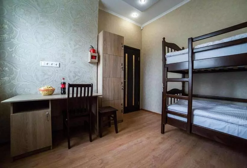 Retkeilymaja Hollywood