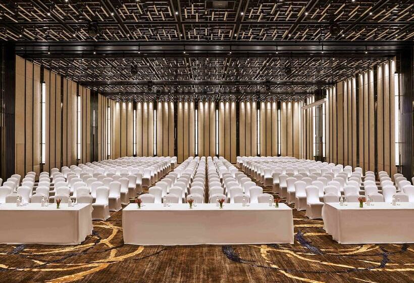 هتل Mövenpick Resort Waverly Phu Quoc