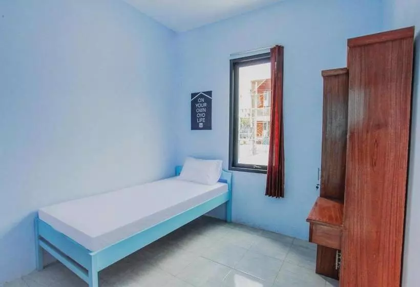 ホテル Oyo 3183 Kost Putri Biru Siguragura