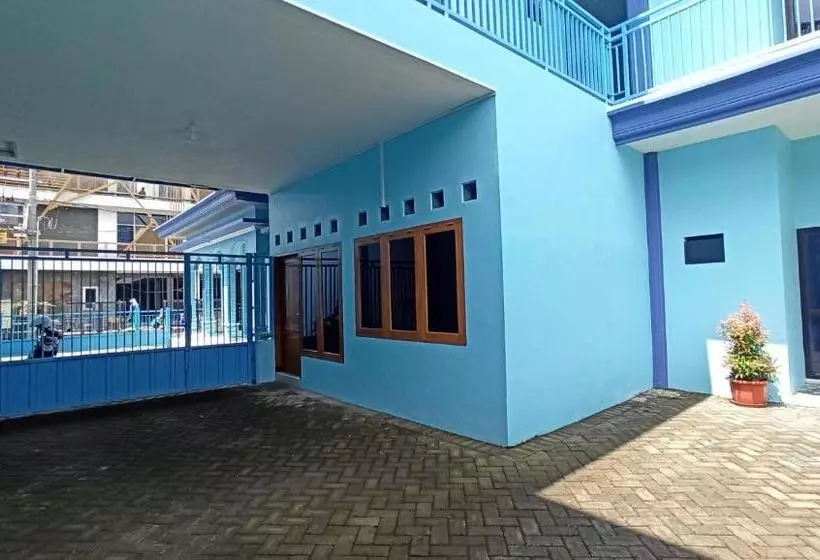 ホテル Oyo 3183 Kost Putri Biru Siguragura