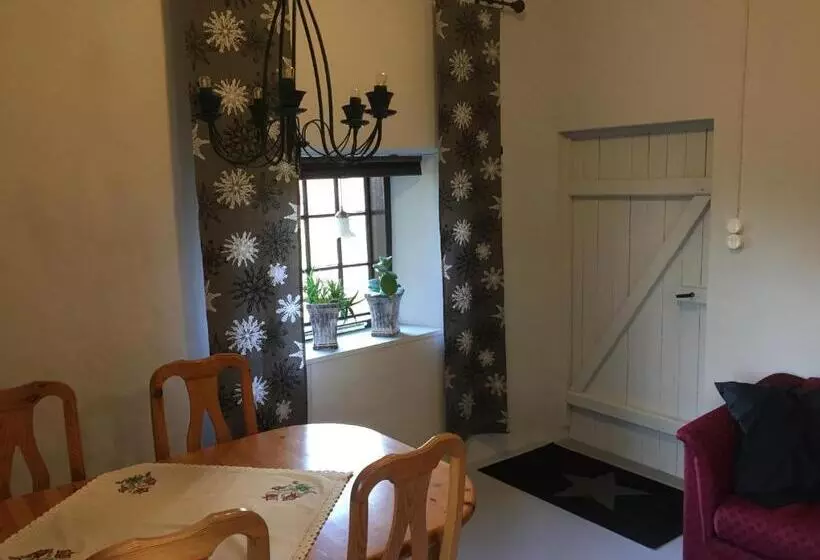 تختخواب و صبحانه Stenbrottets Smedja