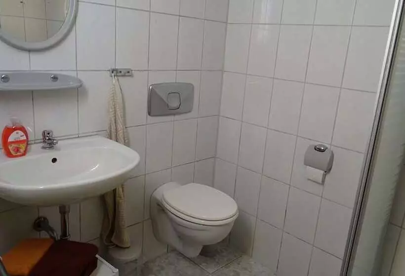 Retkeilymaja Gästezimmer & Ferienwohnung Berge