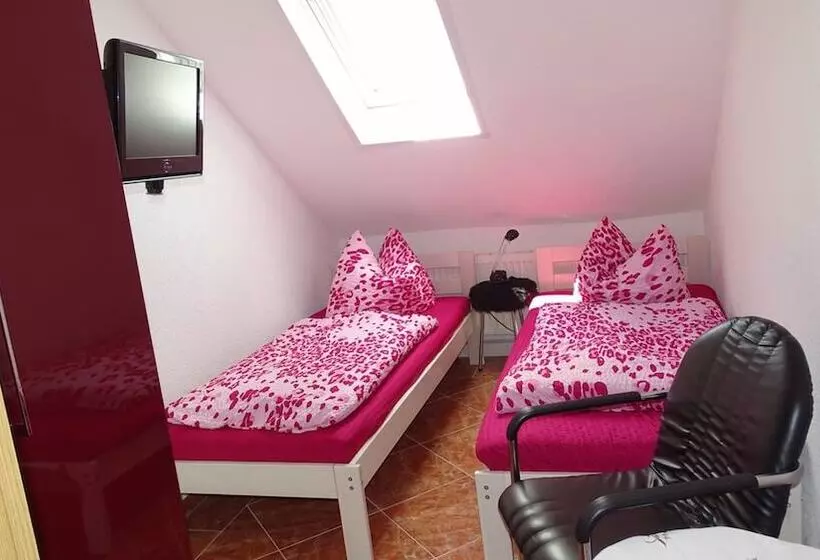 Retkeilymaja Gästezimmer & Ferienwohnung Berge