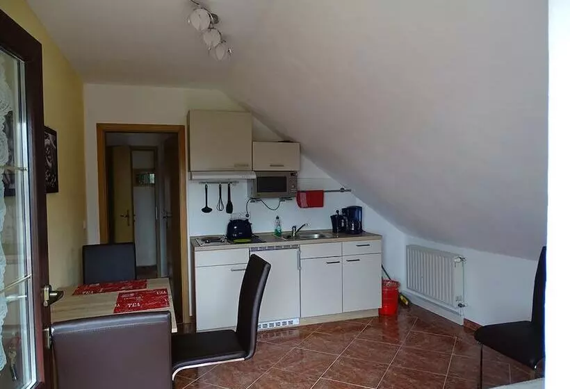 Retkeilymaja Gästezimmer & Ferienwohnung Berge