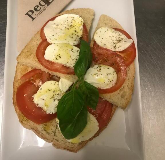 تختخواب و صبحانه Pepper Suite