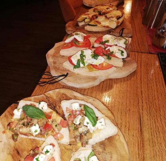 تختخواب و صبحانه Pepper Suite