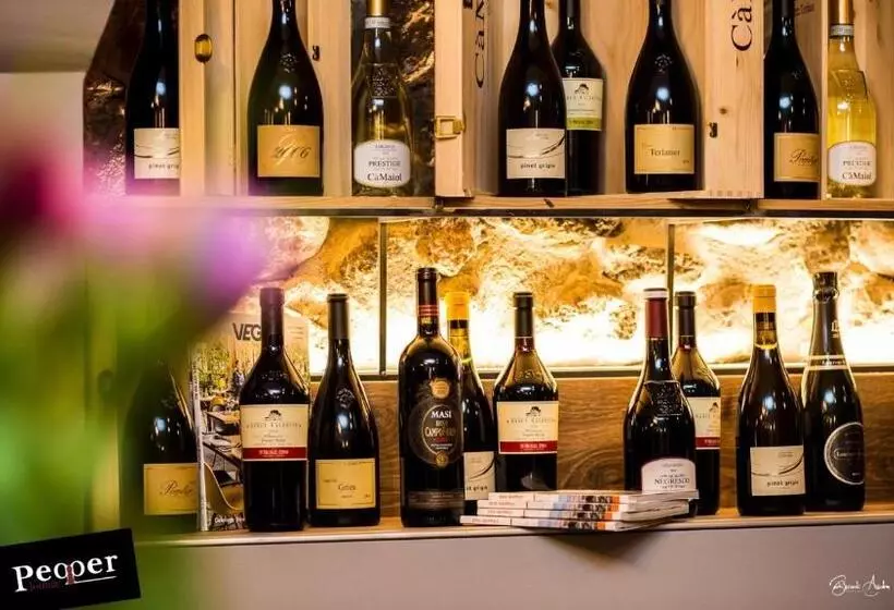 تختخواب و صبحانه Pepper Suite