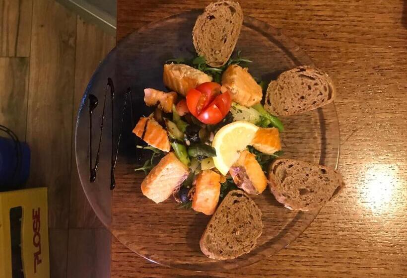 تختخواب و صبحانه Pepper Suite