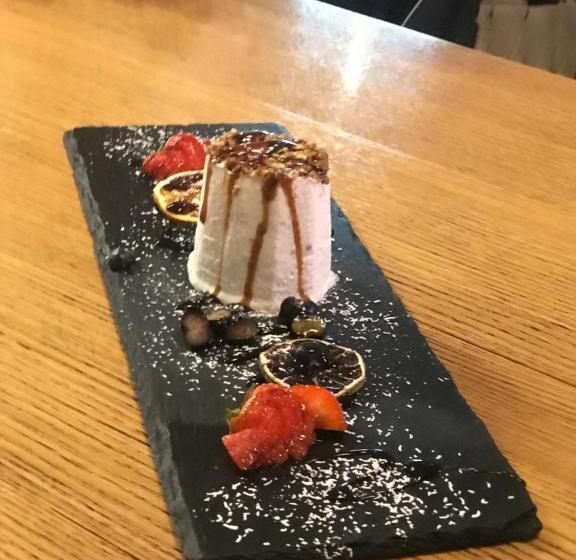 تختخواب و صبحانه Pepper Suite