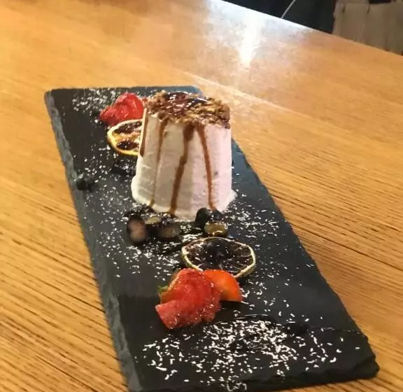 تختخواب و صبحانه Pepper Suite