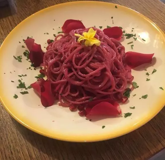 تختخواب و صبحانه Pepper Suite