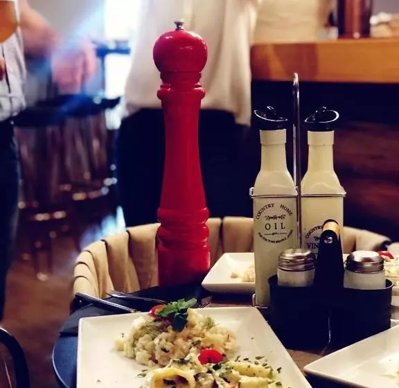 تختخواب و صبحانه Pepper Suite