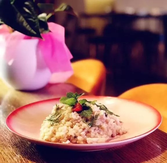 تختخواب و صبحانه Pepper Suite