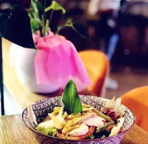 تختخواب و صبحانه Pepper Suite