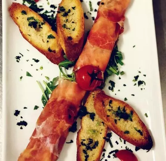 تختخواب و صبحانه Pepper Suite