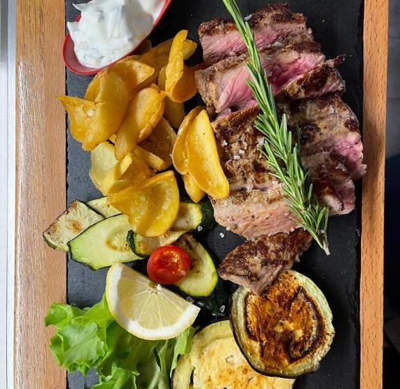 تختخواب و صبحانه Pepper Suite