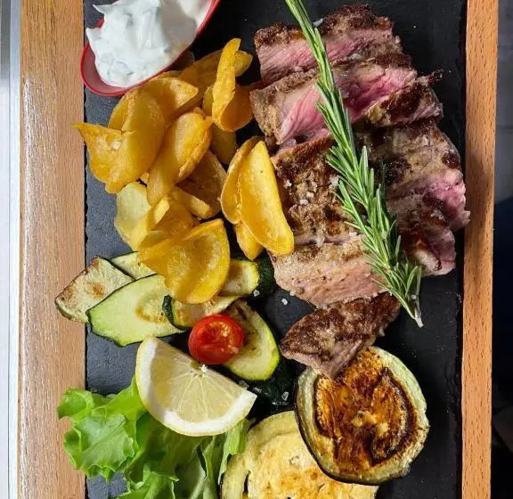 تختخواب و صبحانه Pepper Suite