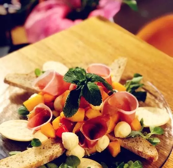 تختخواب و صبحانه Pepper Suite