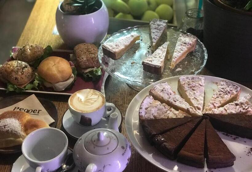 تختخواب و صبحانه Pepper Suite