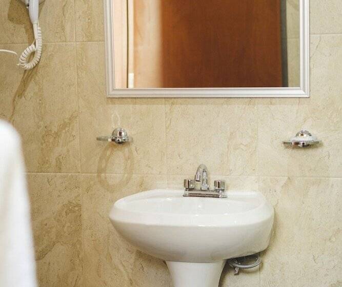 La Lola Hotel & Suites