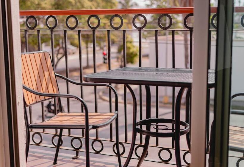 La Lola Hotel & Suites