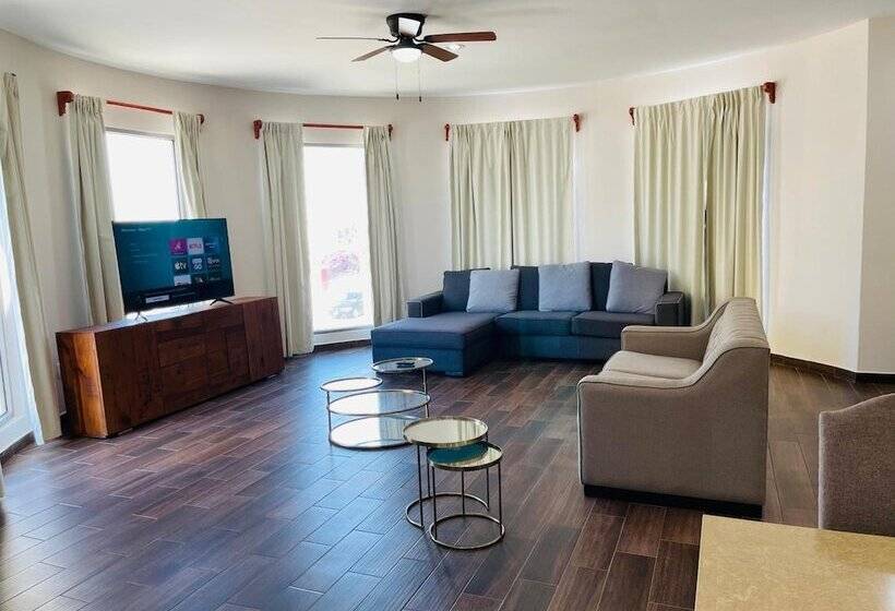 La Lola Hotel & Suites