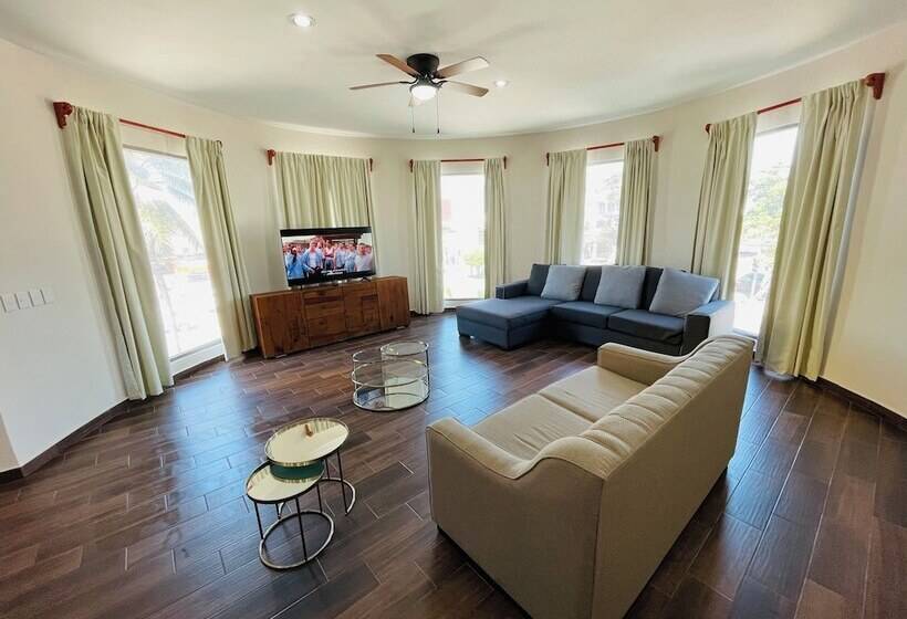 La Lola Hotel & Suites