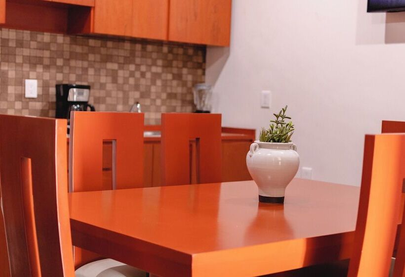 La Lola Hotel & Suites