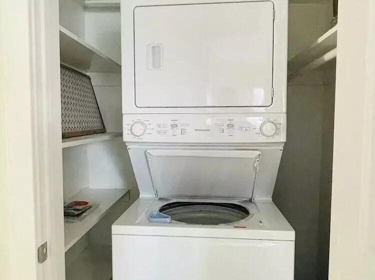 ベッドアンドブレックファースト Walkable Ots Mid Century Condo Pool