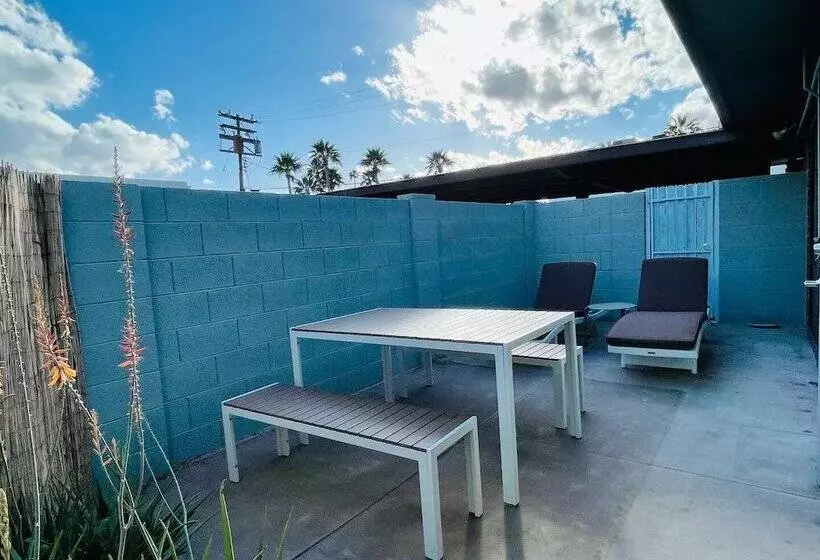 ベッドアンドブレックファースト Walkable Ots Mid Century Condo Pool