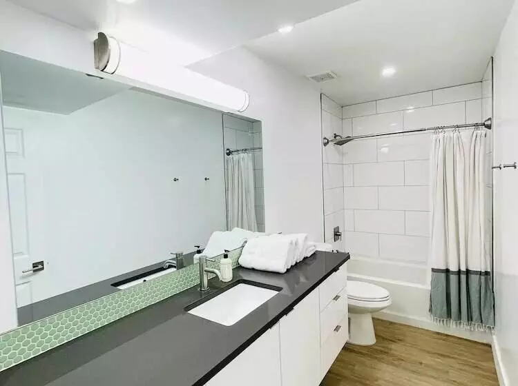 ベッドアンドブレックファースト Walkable Ots Mid Century Condo Pool