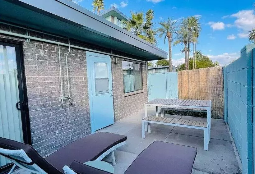 ベッドアンドブレックファースト Walkable Ots Mid Century Condo Pool