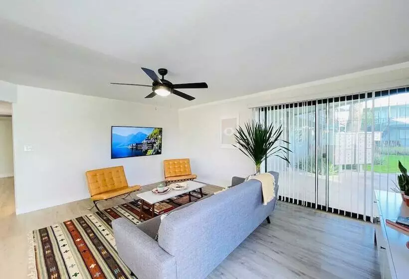 ベッドアンドブレックファースト Walkable Ots Mid Century Condo Pool