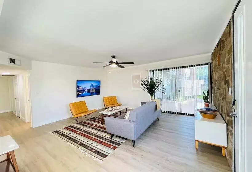 ベッドアンドブレックファースト Walkable Ots Mid Century Condo Pool