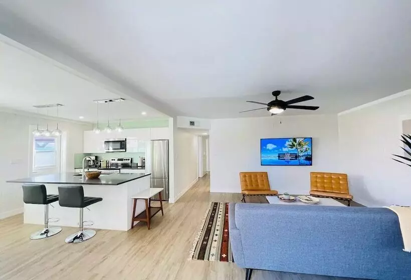 ベッドアンドブレックファースト Walkable Ots Mid Century Condo Pool