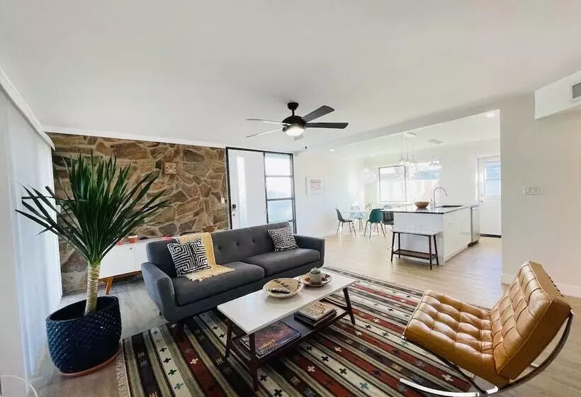 ベッドアンドブレックファースト Walkable Ots Mid Century Condo Pool