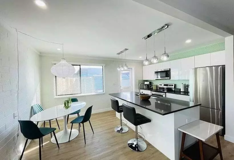 ベッドアンドブレックファースト Walkable Ots Mid Century Condo Pool